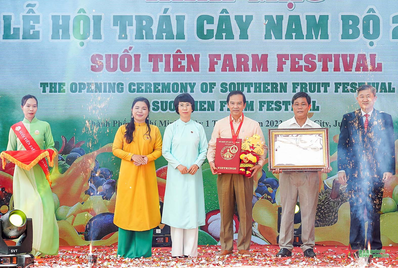 Giới thiệu đến người dân, du khách nhiều loại trái cây đặc sắc